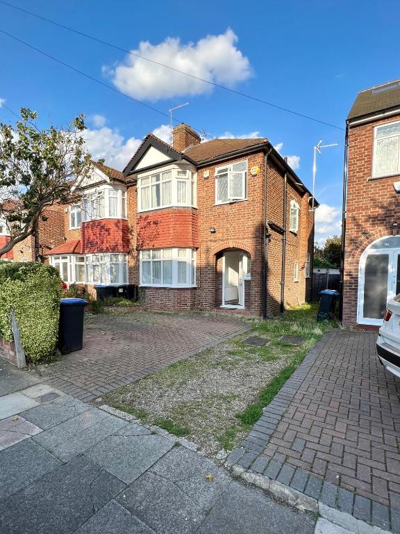New Refurbished House, Park & Station Nearby 4 min, Enfield (updated