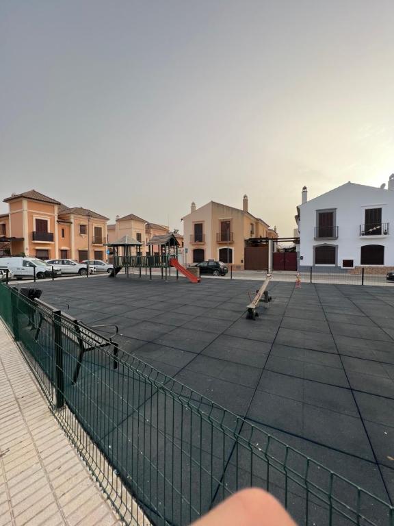 Tenis a/nebo squash v ubytování Apartamentos Sevilla Deluxe Rosales nebo okolí