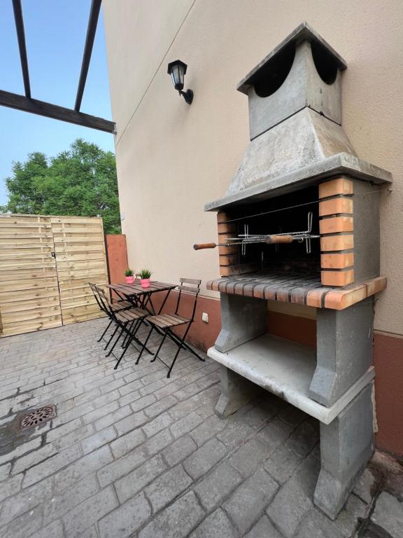 Gril dostupný pro hosty v apartmánu