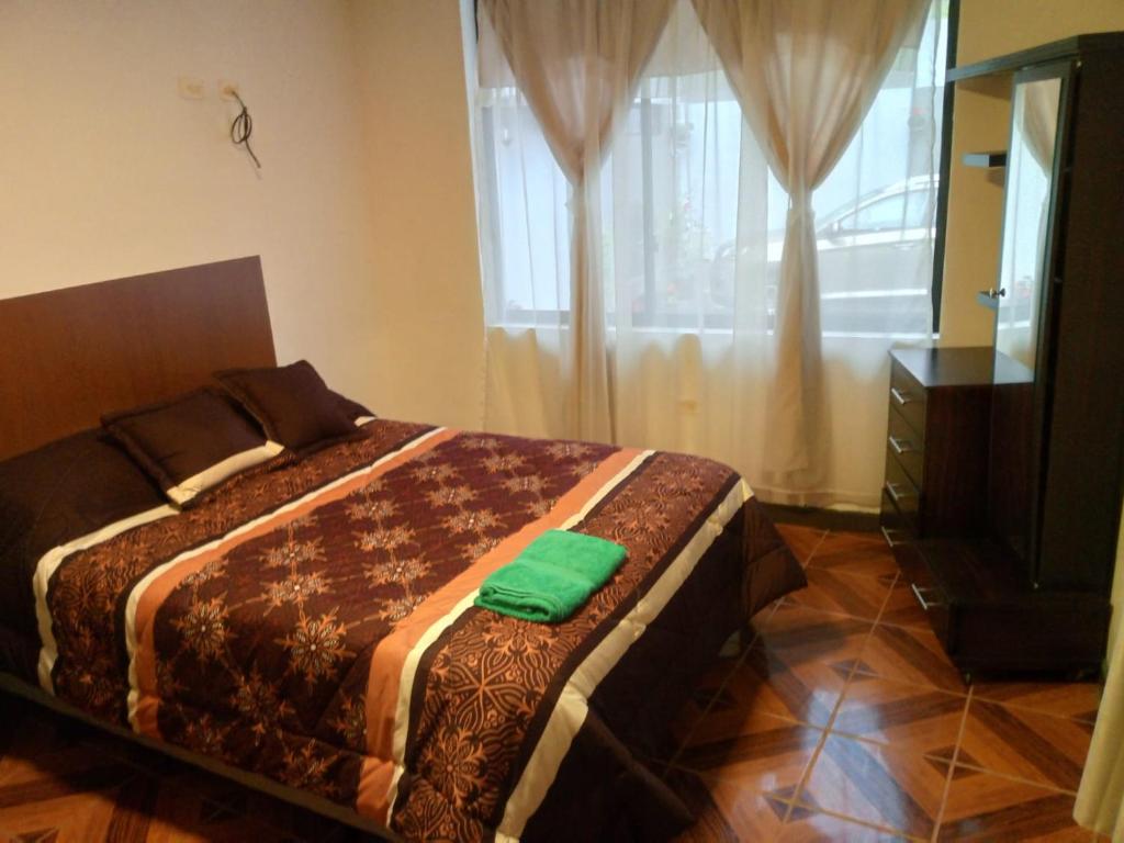 sypialnia z łóżkiem z zielonym ręcznikiem w obiekcie La casa de Almicar Departamento 3 w mieście Juivi