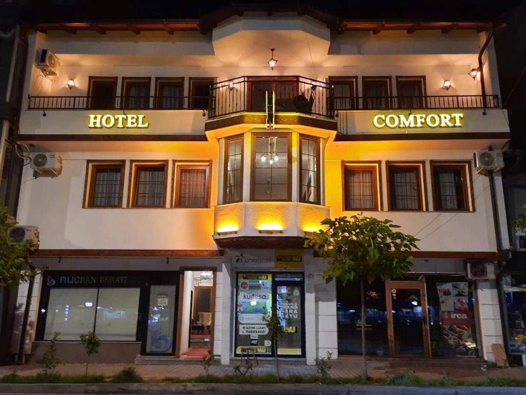un hotel con un cartel en la parte delantera en Comfort Hotel Prizren, en Prizren