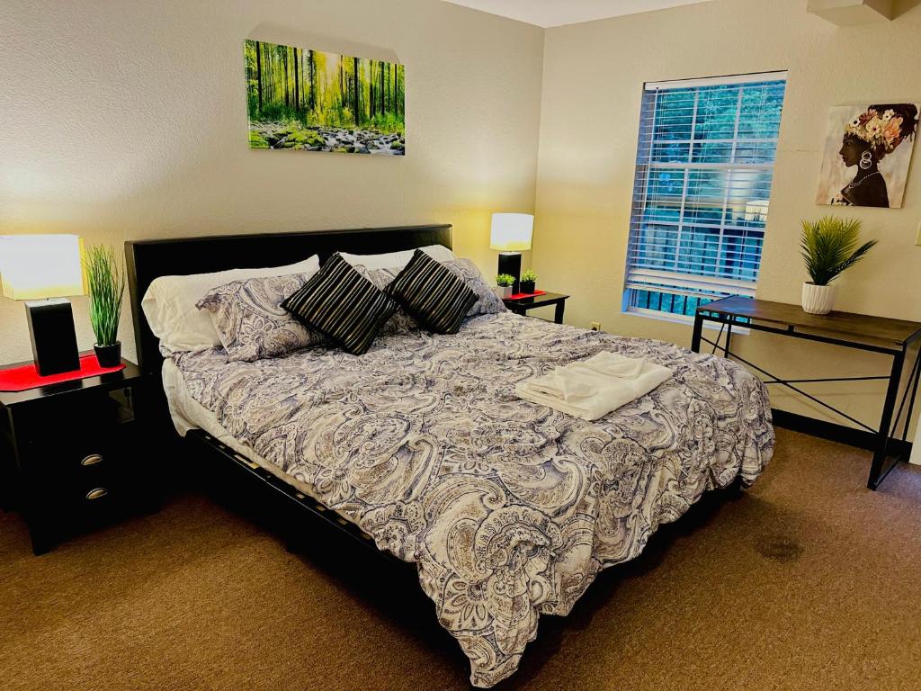 um quarto com uma cama com almofadas e uma janela em Rustic ridge 01 em Gatlinburg