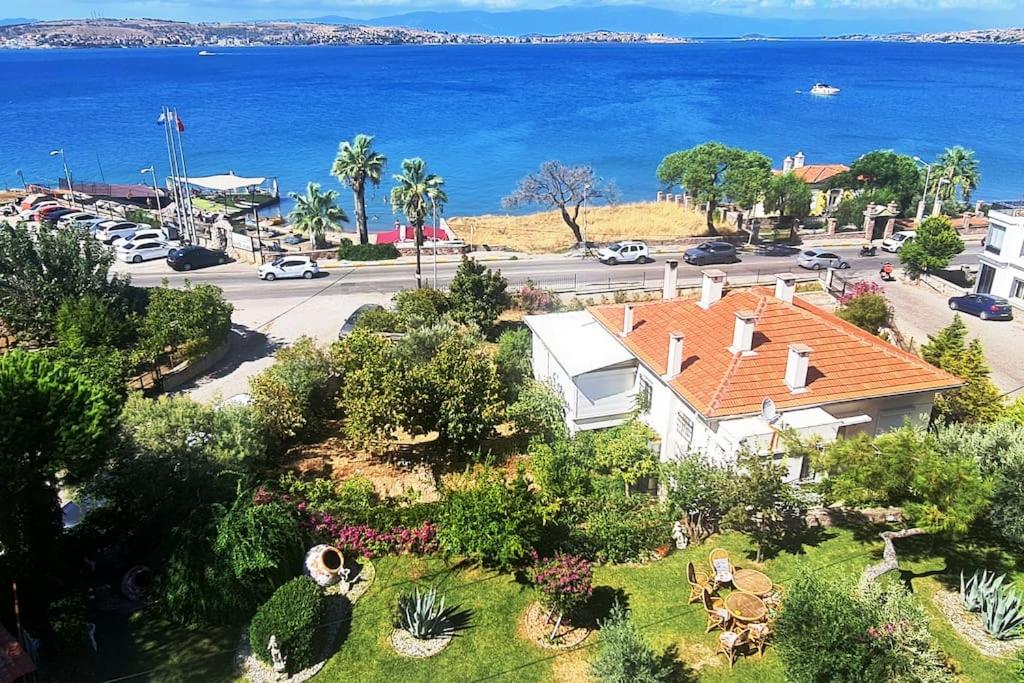 una vista aérea de una casa y del océano en Deniz ve Doğa iç içe Tatil, en Ayvalık