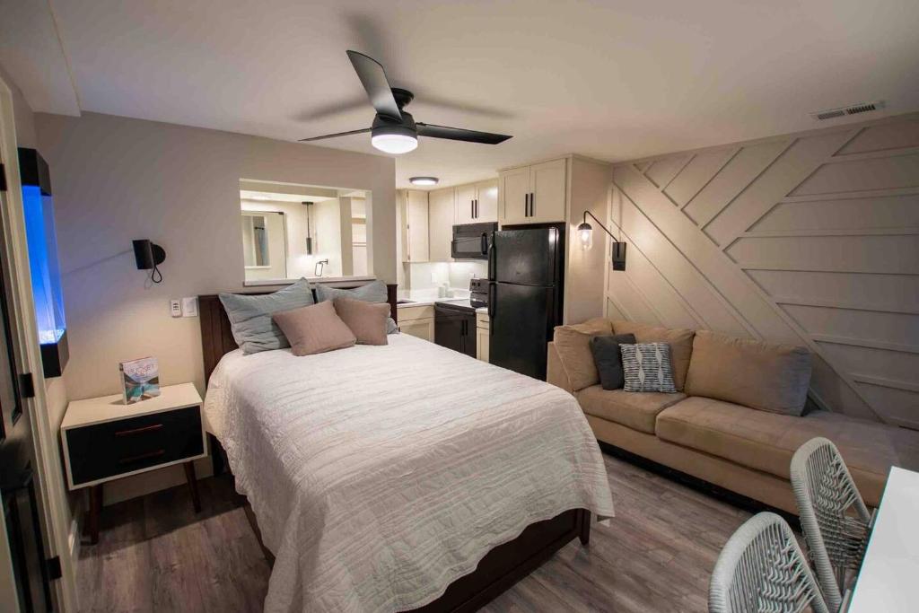 Ένα ή περισσότερα κρεβάτια σε δωμάτιο στο Modern Studio Basement with Private Entrance