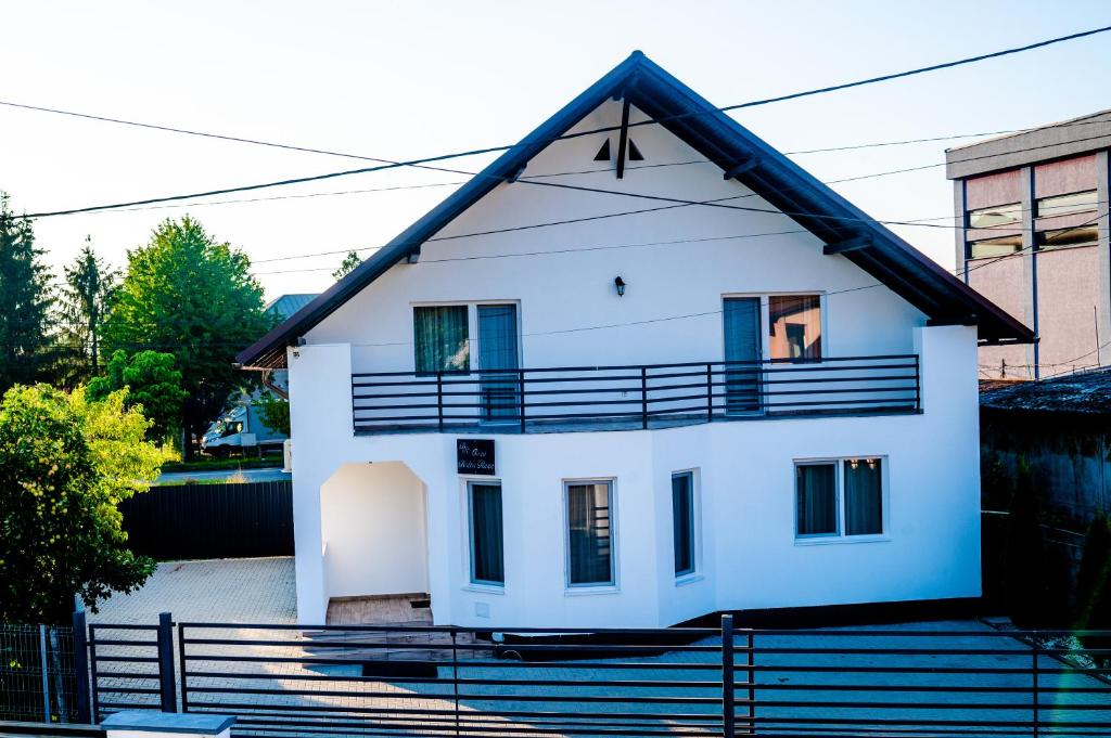 uma casa branca com um telhado preto em Vila Bolta Rece em Sighetu Marmaţiei