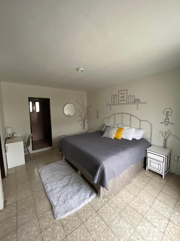 1 dormitorio con 1 cama grande y suelo de baldosa en Casa Cariño •Room 2•, en Ciudad Guzmán