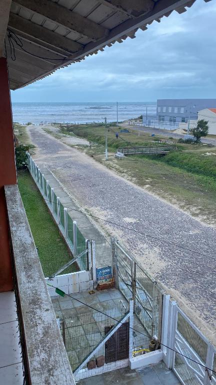 een balkon met uitzicht op het strand van een gebouw bij Apartamento Dúplex in Cidreira