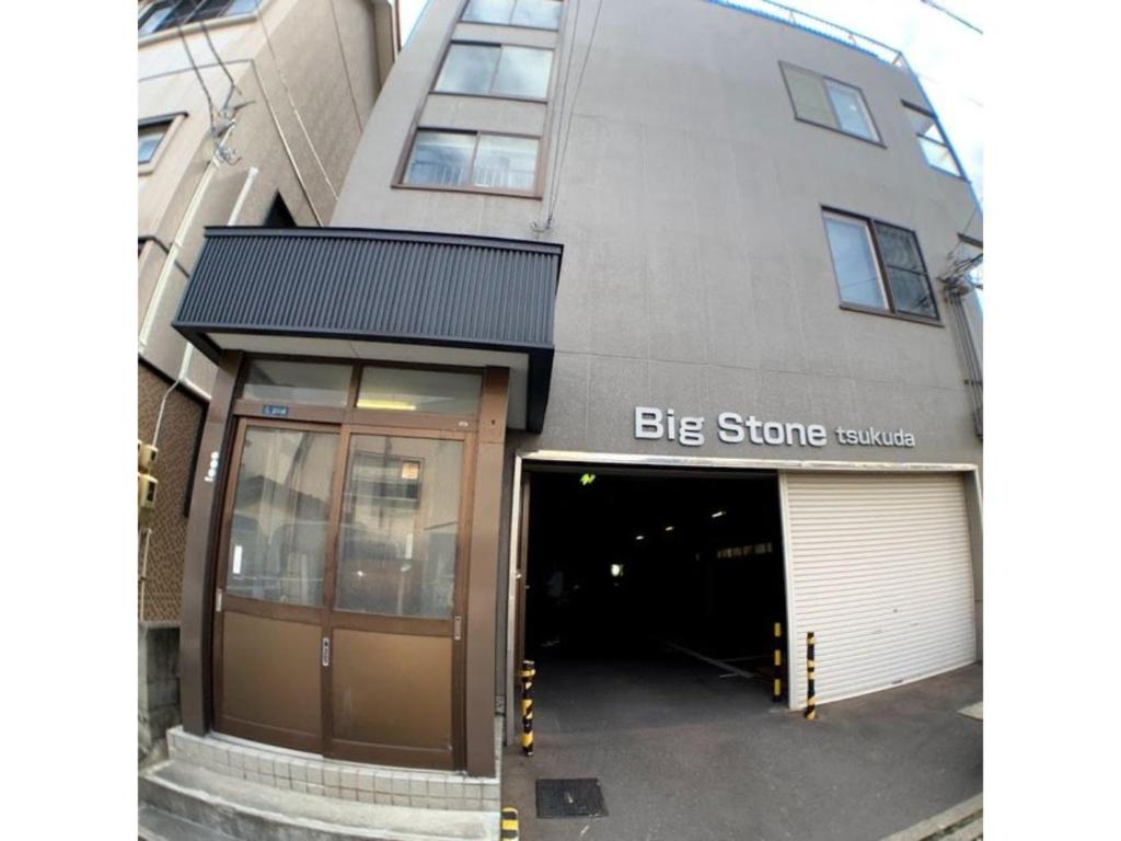 un gran edificio con una gran tienda con garaje en Big stone tsukuda - Vacation STAY 14554 en Aomori