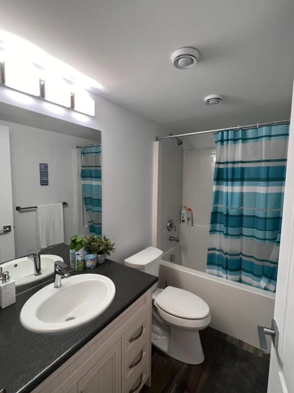 Koupelna v ubytování Well furnished Basement Suite-With Private Entrance