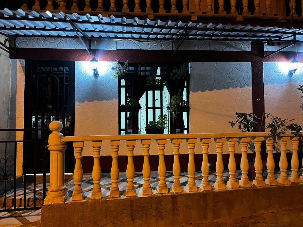 een trap voor een gebouw met verlichting bij Hostal Albita 