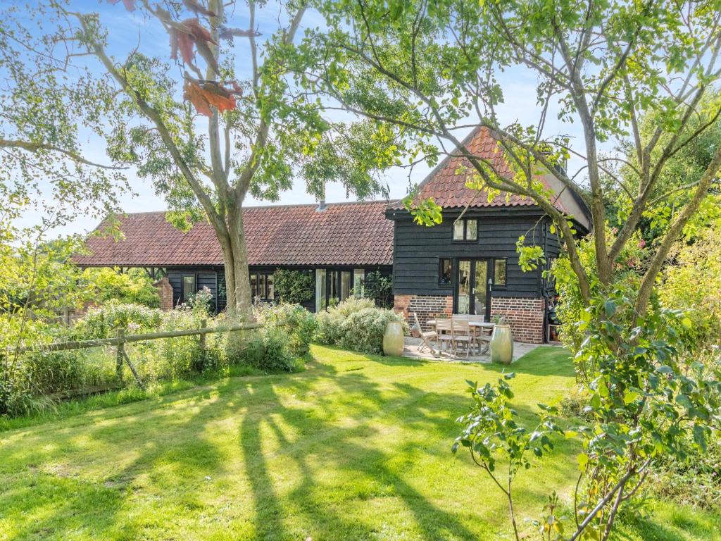 a house with a garden in front of it at Linen Post Barn in Debenham