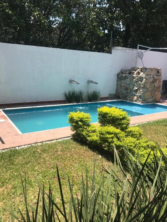 una pequeña piscina en un patio con plantas en VILLAS EL MIRADOR, en Tamasopo