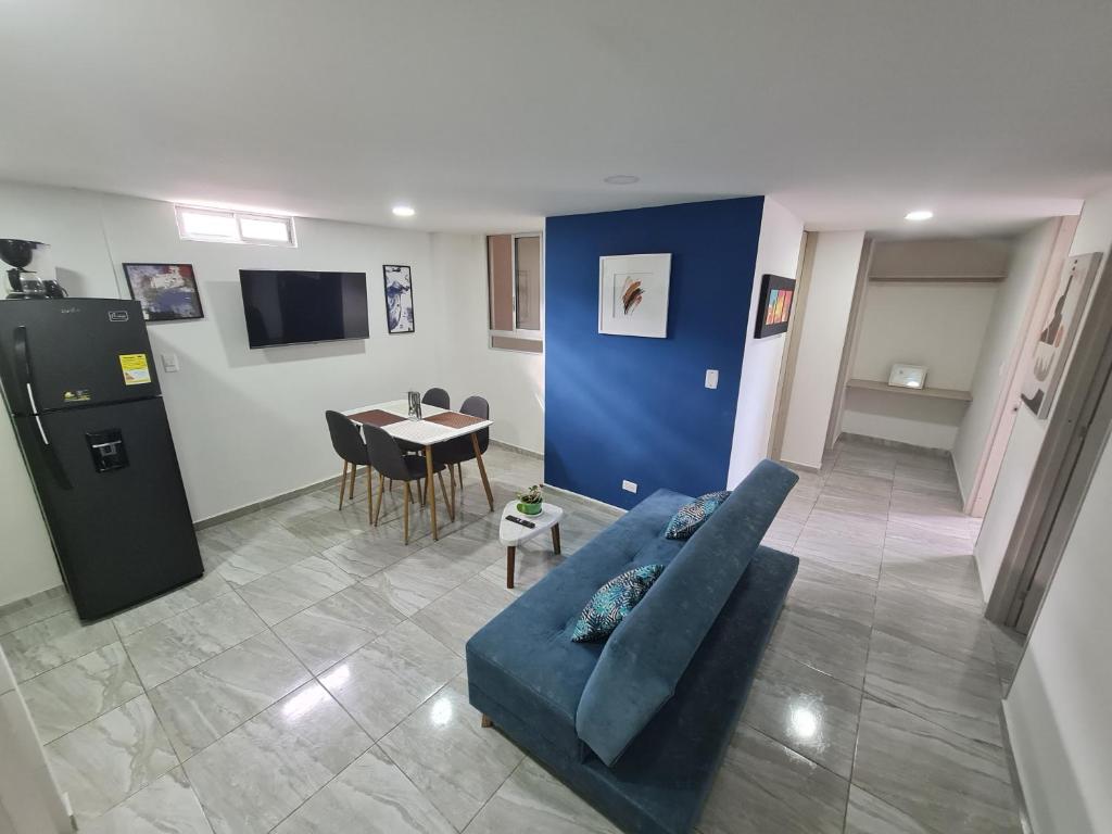 sala de estar con sofá azul y mesa en Apartamento Entero Ibague - Parqueadero - Nogal, en Ibagué