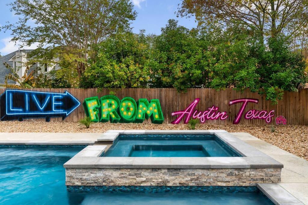Πισίνα στο ή κοντά στο Sun Filled Home W Gorgeous Pool HotTub Gameroom