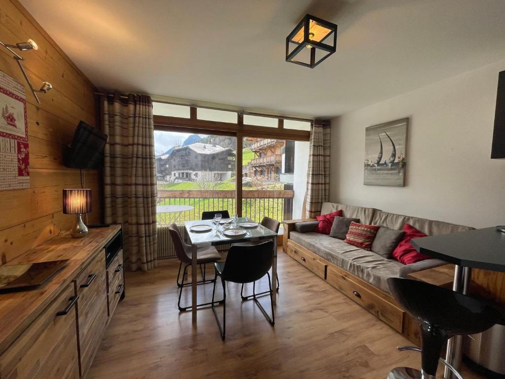 un salon avec un canapé et une table dans l'établissement Studio skis aux pieds, ensoleillé avec balcon et Wi-Fi à Morzine - FR-1-679-5, à Morzine