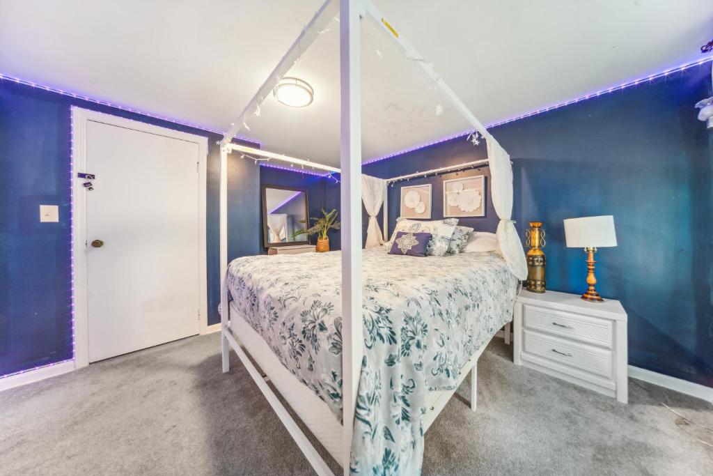 Game house in the woods, Bedford (updated prices 2024)