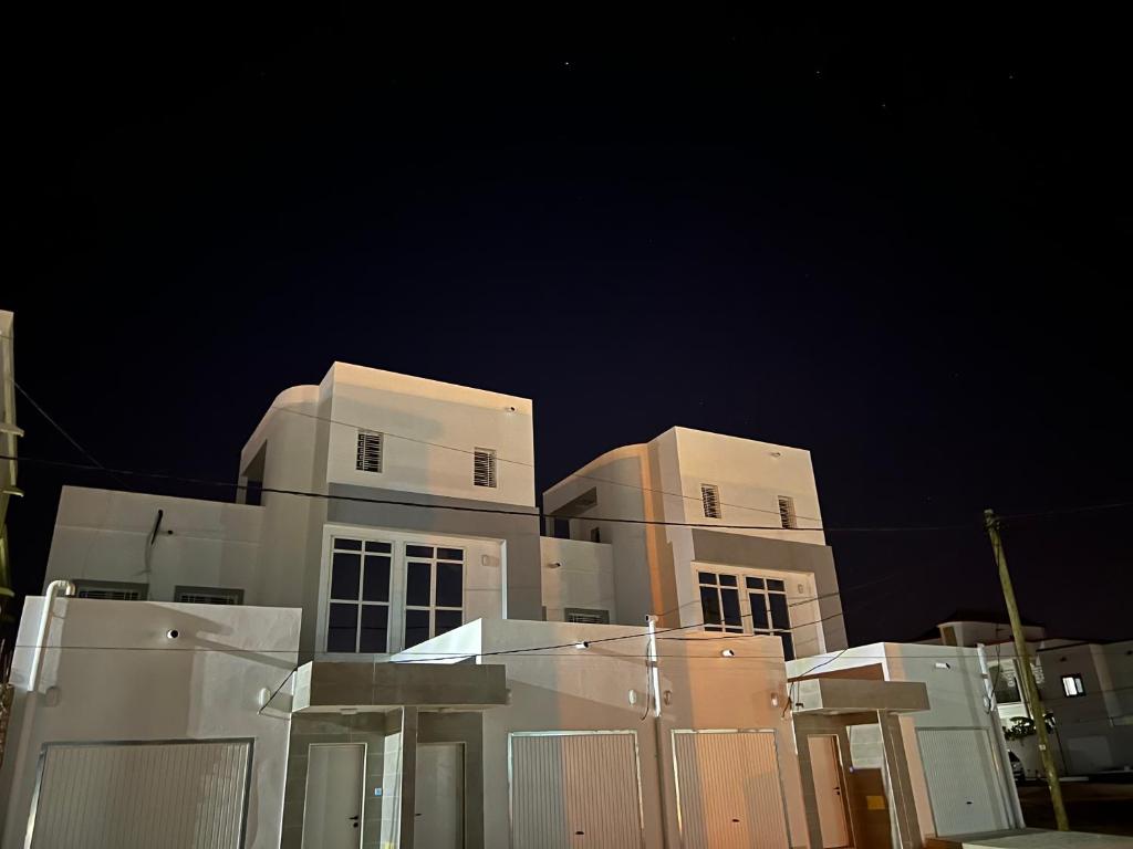 un grande edificio bianco di notte con un cielo scuro di 1704 Najah Tevragh Zeina a Nouakchott