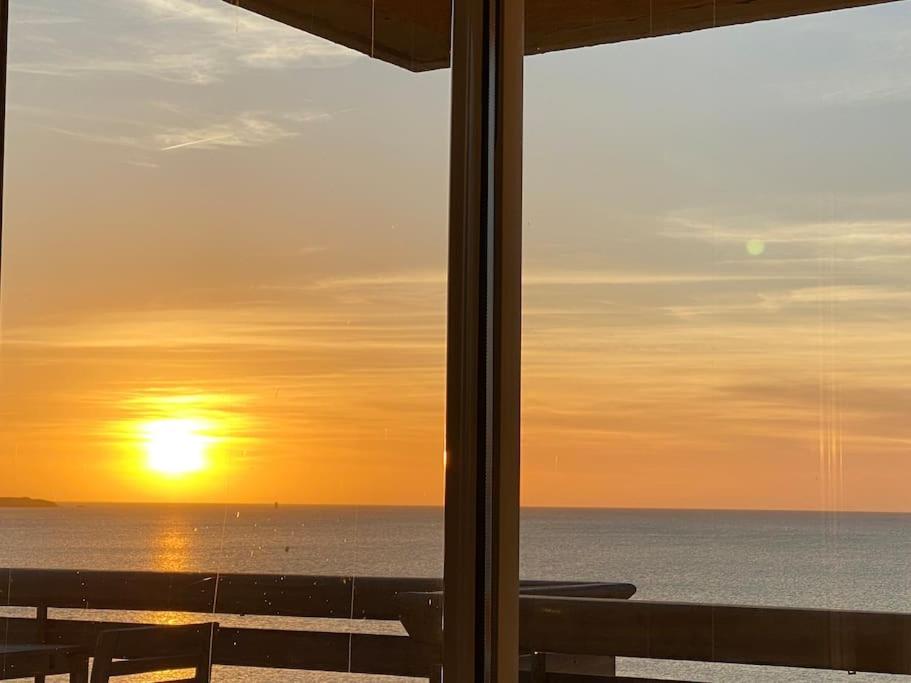 Elle offre une vue sur l'océan et le coucher du soleil depuis sa fenêtre. dans l'établissement Penthouse au dessus de la mer, à Six-Fours-les-Plages