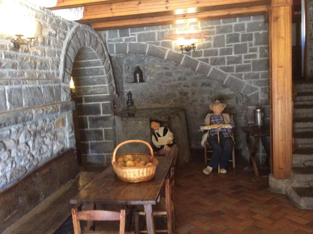 een kamer met een bakstenen oven met twee poppen erin bij Fonda Carrera in Labuerda