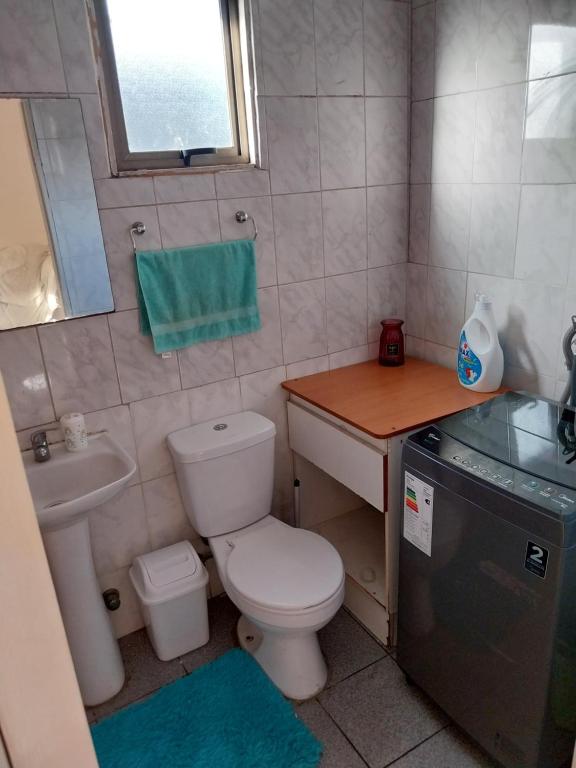 małą łazienkę z toaletą i umywalką w obiekcie En la casa bonita w mieście Temuco