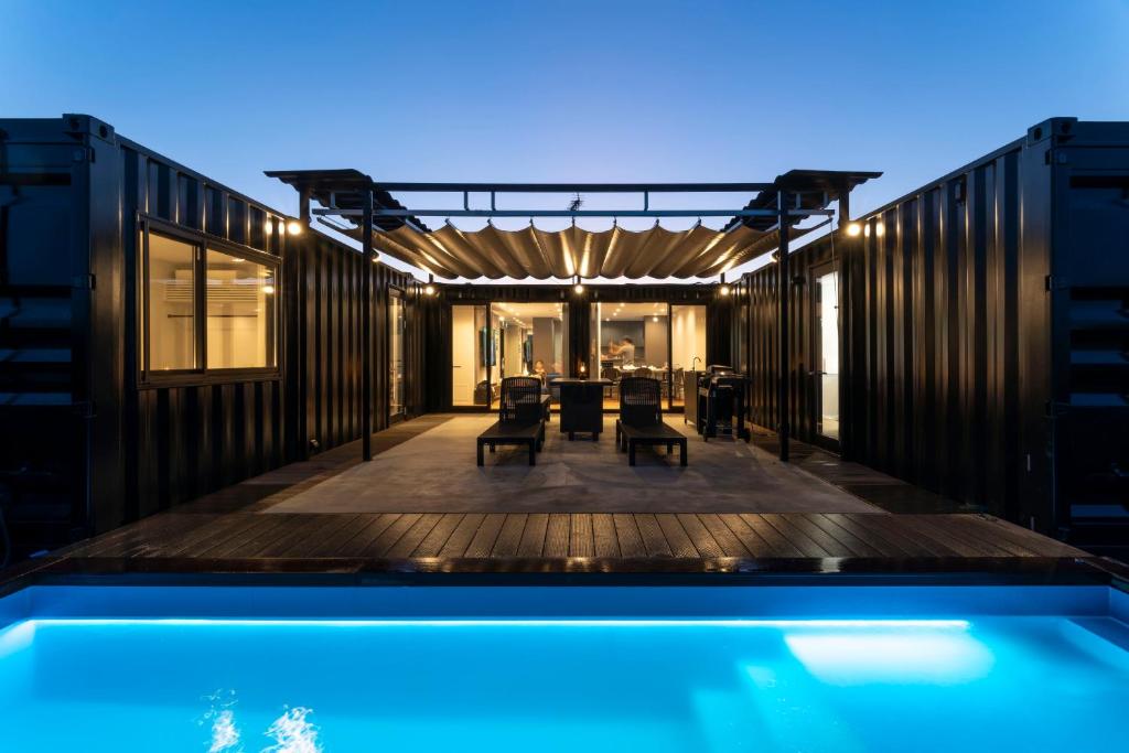 une terrasse extérieure avec une piscine la nuit dans l'établissement Riviera Kujukuri - Self Check-In Only, à Kujukuri