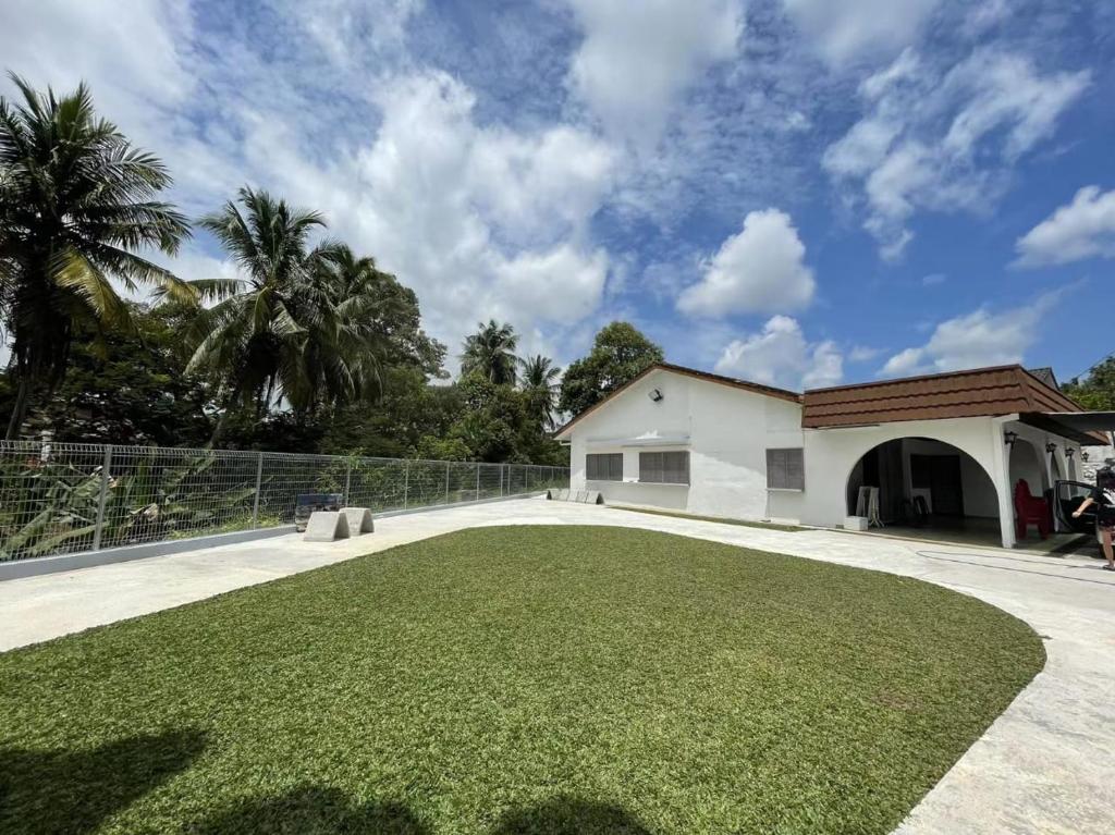 a large yard of grass in front of a building at Kiri Kanan Bukit Homestay Kuala Kubu Bahru 左林右舍 in Kuala Kubu Baharu