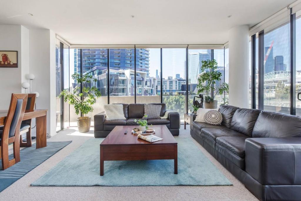 uma sala de estar com um sofá e uma mesa em 'The View at Docklands' Resort style City Living em Melbourne