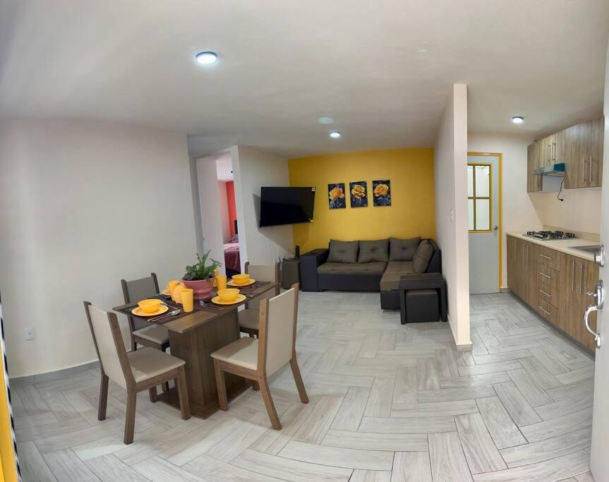 uma cozinha e uma sala de estar com mesa e cadeiras em Nuevo y Hermoso Departamento Pachuca em Mineral de la Reforma