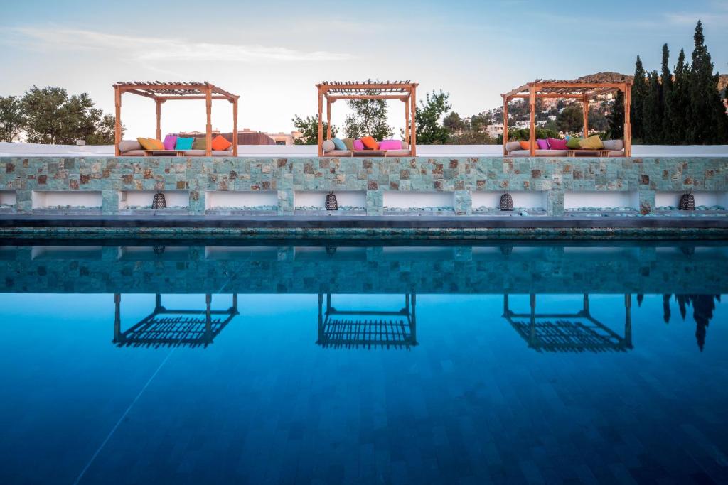 una piscina con due pergolati e una piscina di Ibizazen a Santa Eularia des Riu