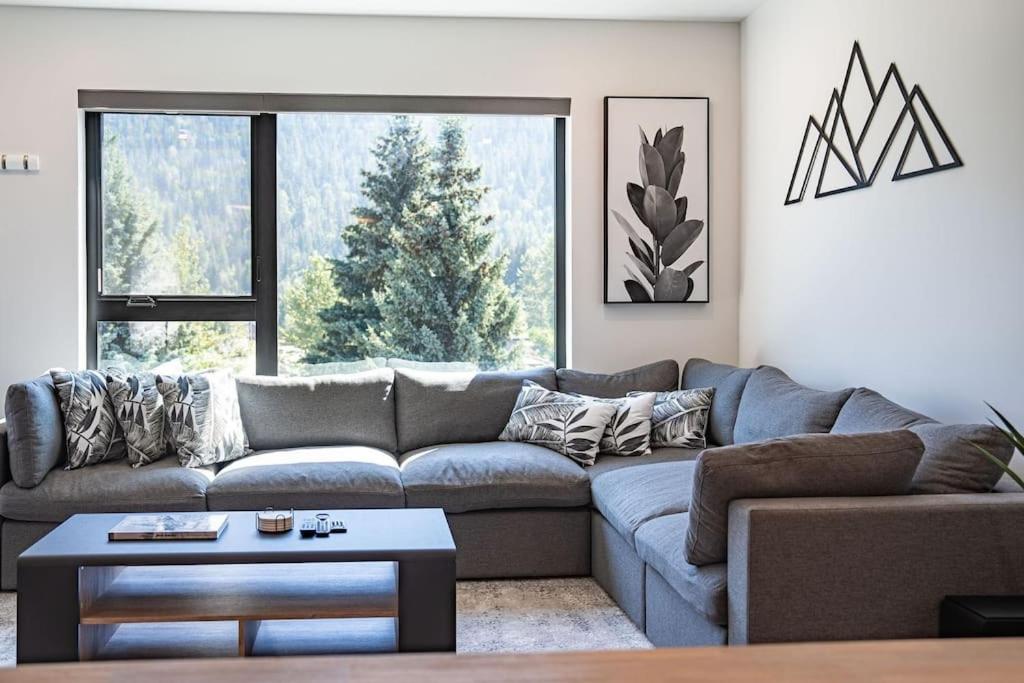 Stoked Penthouse Panoramic view, private hot tub, Revelstoke (updated