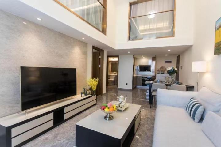 TV a/nebo společenská místnost v ubytování B T Miele Executive Apartment - Qianhai Square Shenzhen
