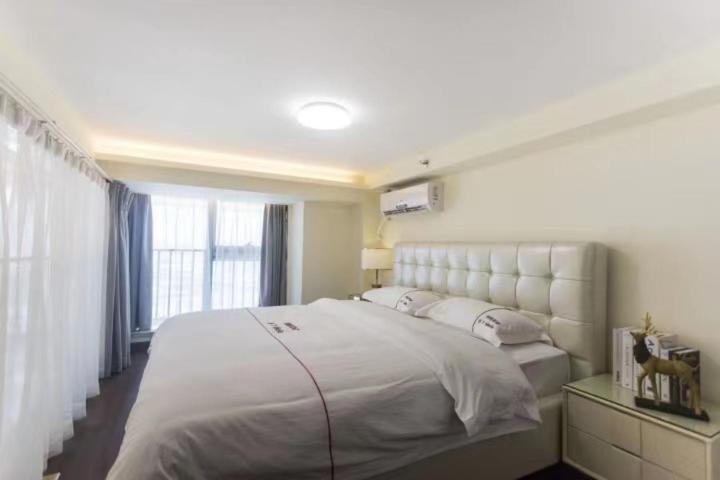 Postel nebo postele na pokoji v ubytování B T Miele Executive Apartment - Qianhai Square Shenzhen