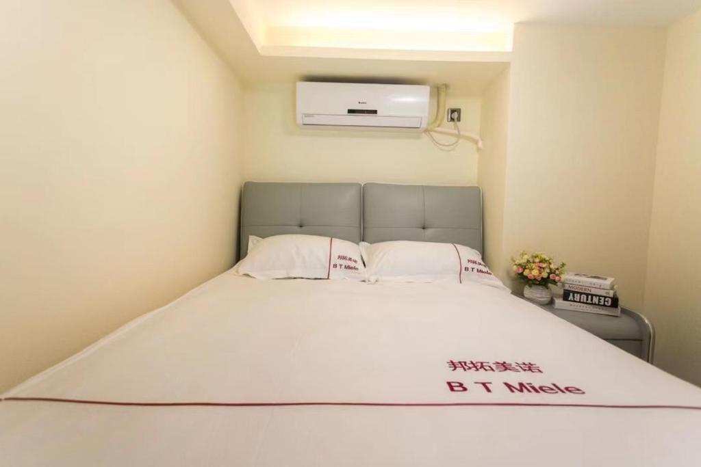 Postel nebo postele na pokoji v ubytování B T Miele Executive Apartment - Qianhai Square Shenzhen