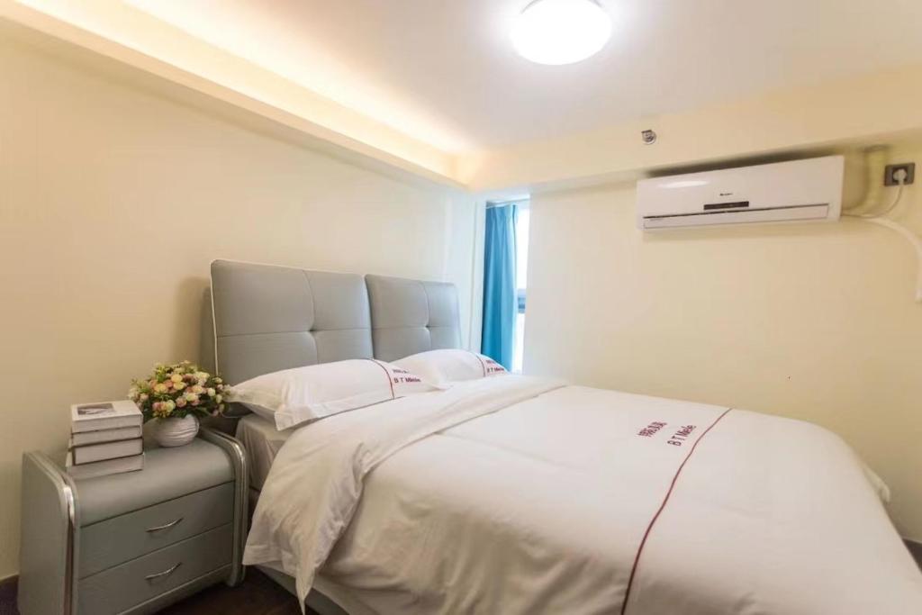 Postel nebo postele na pokoji v ubytování B T Miele Executive Apartment - Qianhai Square Shenzhen