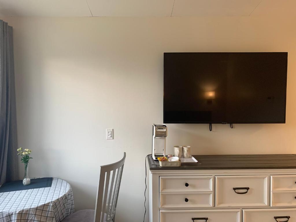 Televízia a/alebo spoločenská miestnosť v ubytovaní Destination Inn Cache Creek