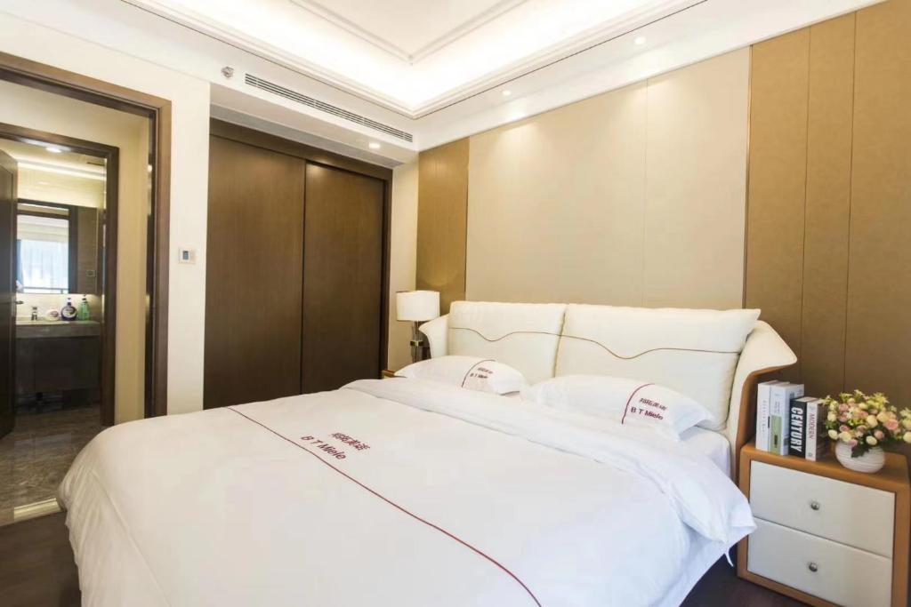 Postel nebo postele na pokoji v ubytování B T Miele Executive Apartment - Qianhai Square Shenzhen