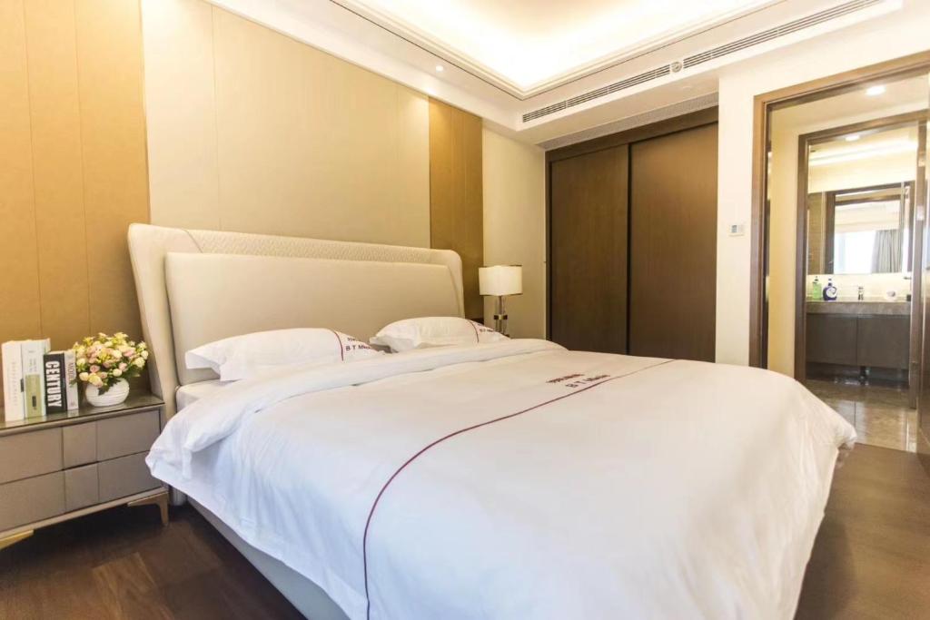 Postel nebo postele na pokoji v ubytování B T Miele Executive Apartment - Qianhai Square Shenzhen