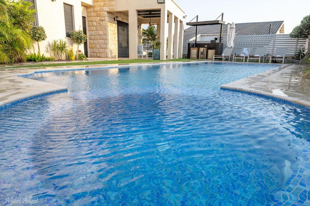 Kolam renang di atau dekat dengan סוויטות נוף לתבור