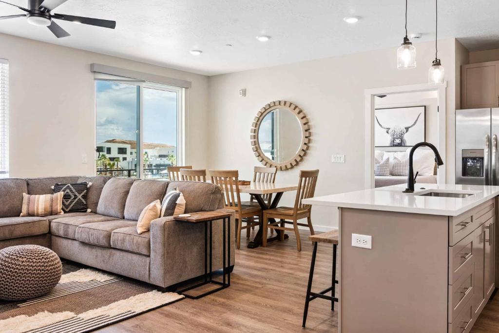 een keuken en woonkamer met een bank en een tafel bij Lagoon Breeze condo in St. George