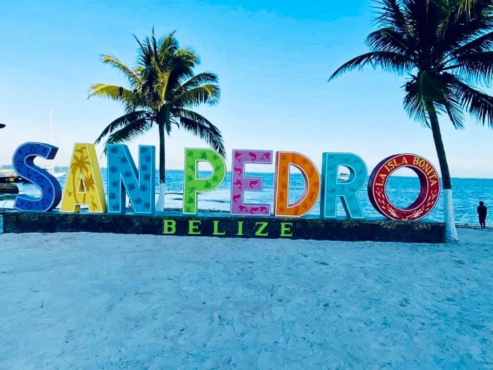Una señal que dice San Pedro Belize en la playa en Coastal Bay Suite & Golf Cart Rental, en San Pedro