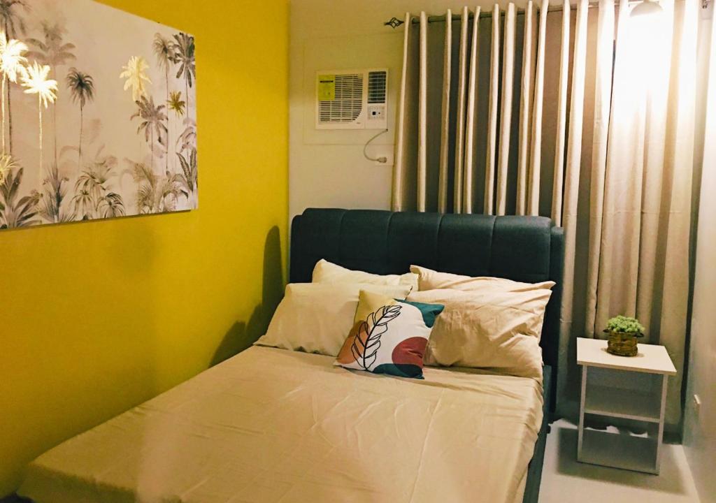 سرير أو أسرّة في غرفة في Inactive Apartment
