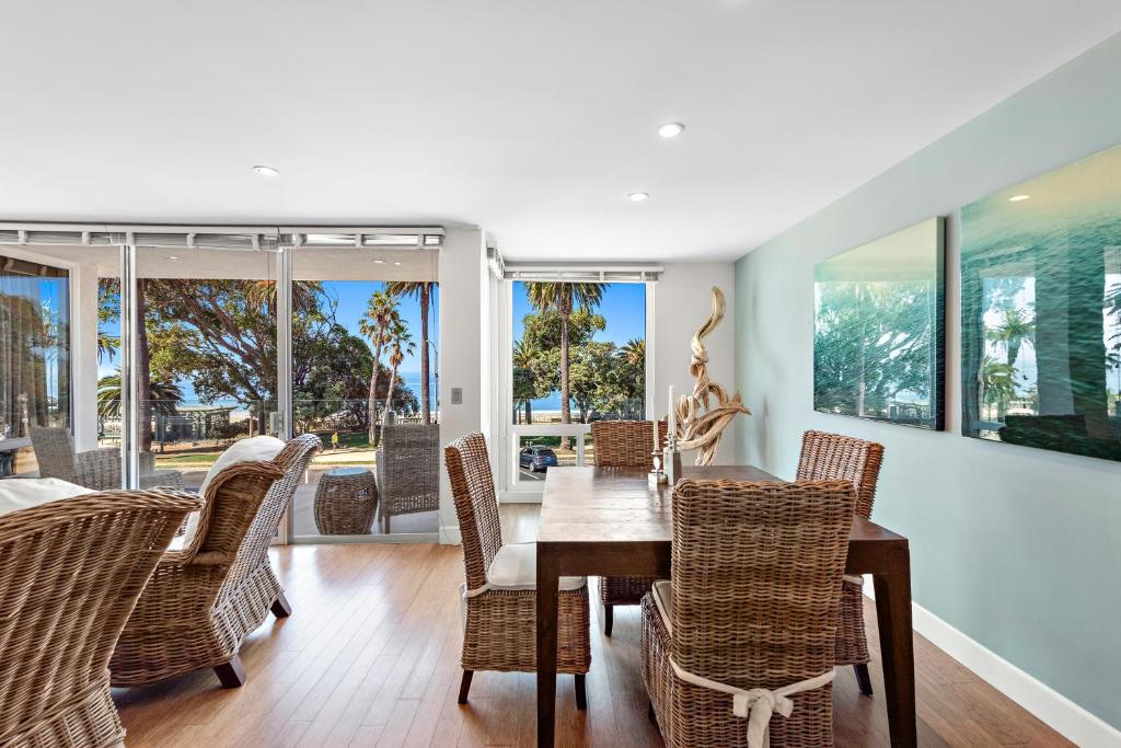 Gallery Detail: Relax And Enjoy The Ocean Breeze And Stunning Views Los