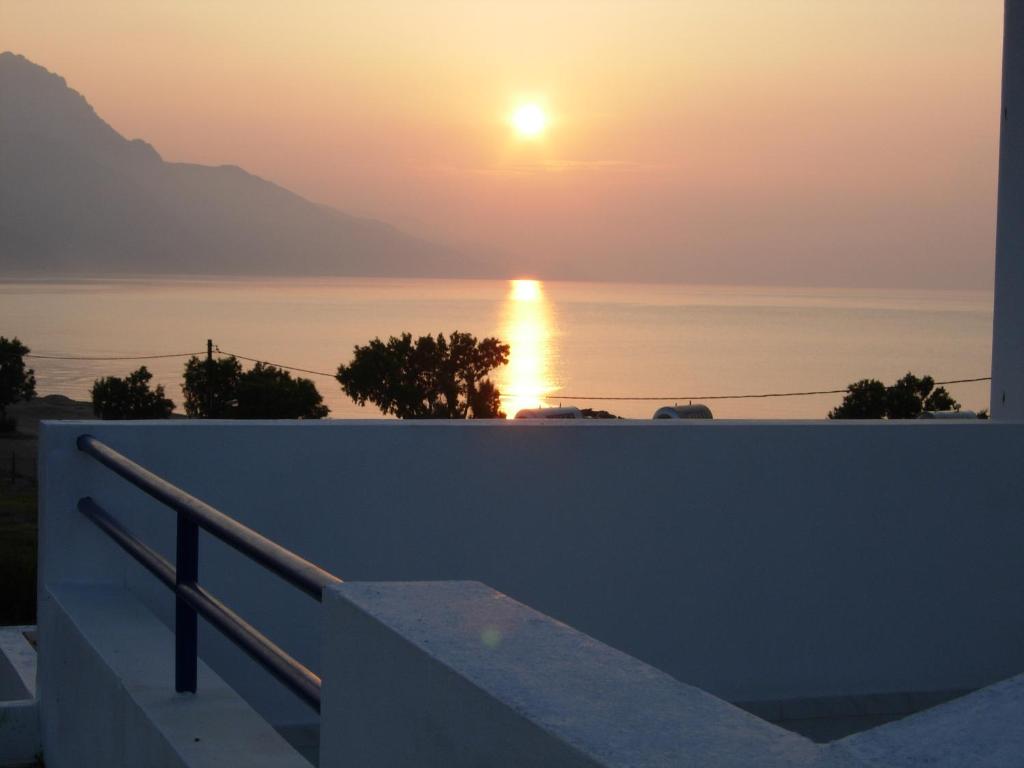 - un coucher de soleil sur l'océan depuis une maison dans l'établissement Philippos Studios & Apartments, à Kardamaina