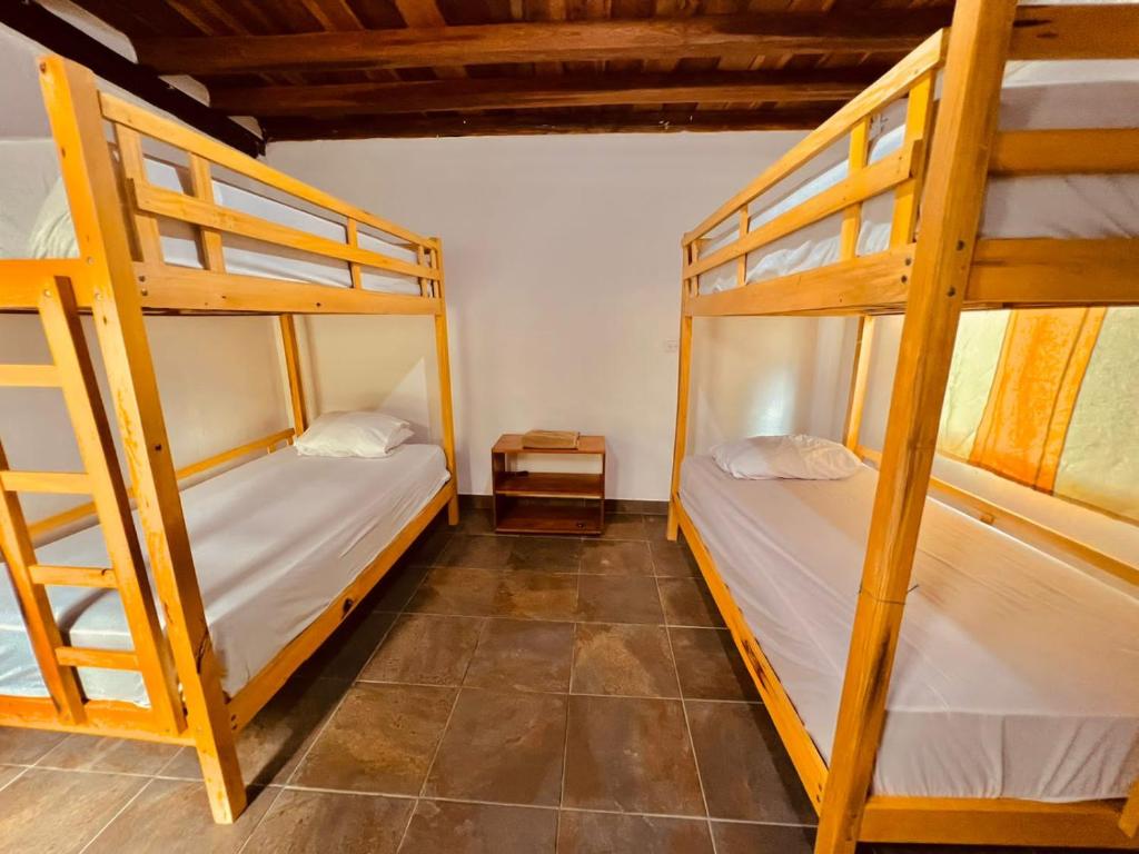 Postel nebo postele na pokoji v ubytování Onda Hostel Mompiche