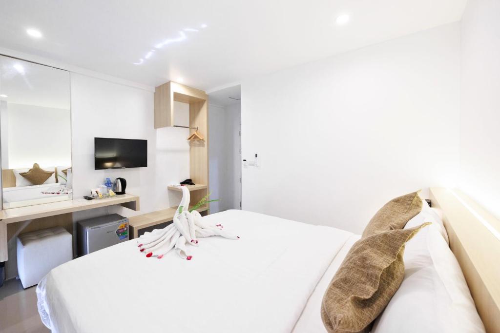 Ein Bett oder Betten in einem Zimmer der Unterkunft La Vista Patong Hotel