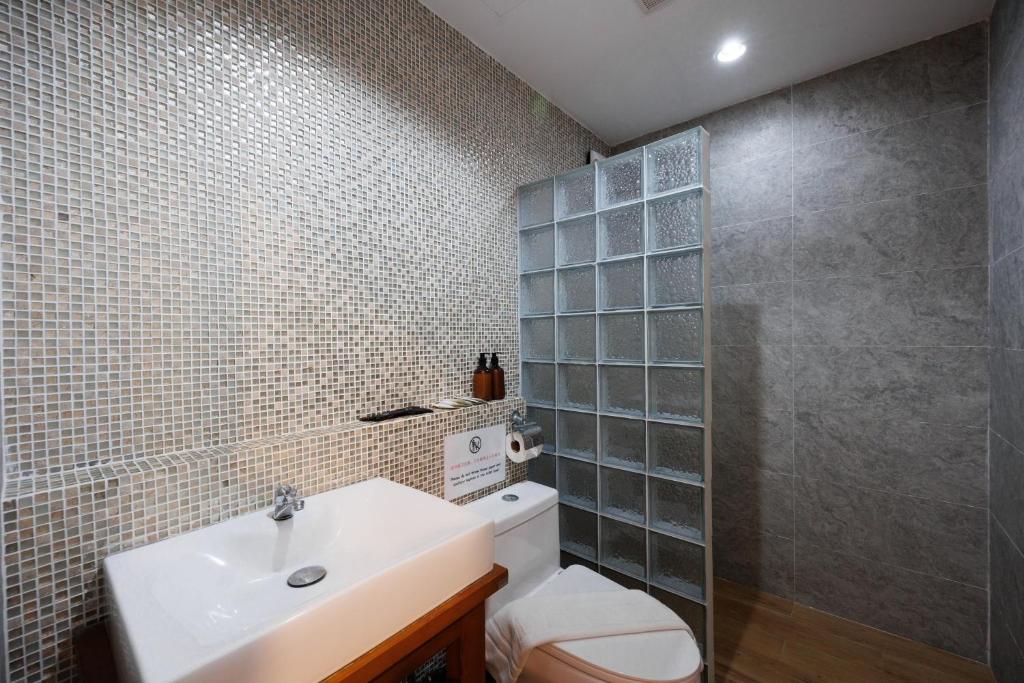 Ein Badezimmer in der Unterkunft La Vista Patong Hotel