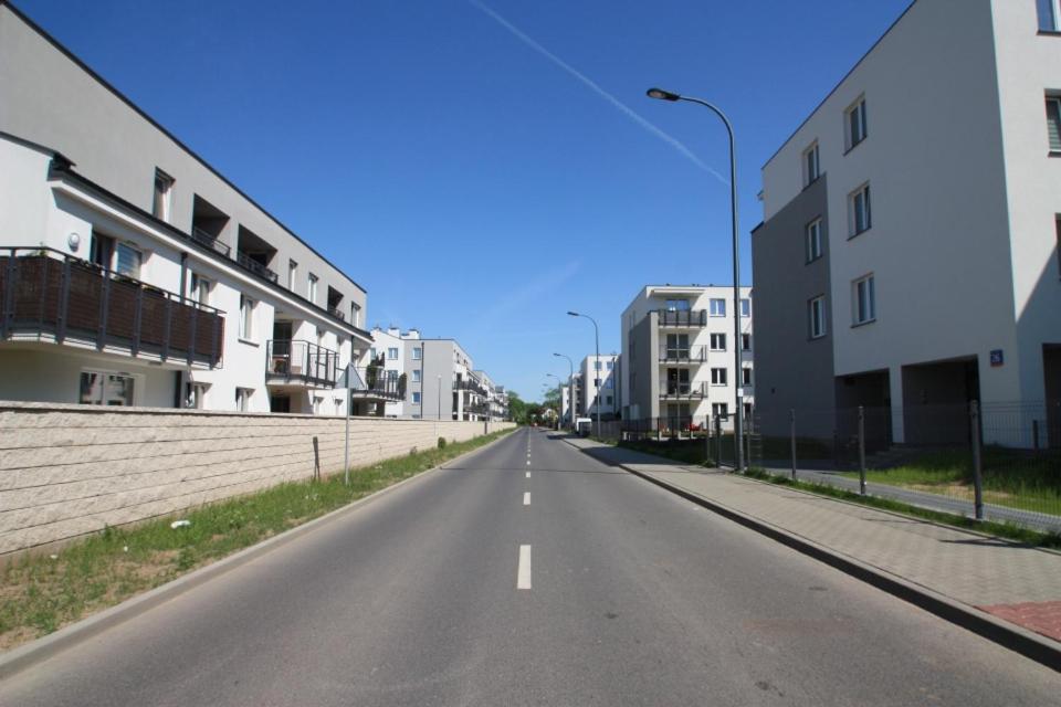 eine leere Straße in einer Stadt mit Gebäuden in der Unterkunft Przytulne mieszkanie przy Kanale Żerańskim in Warschau