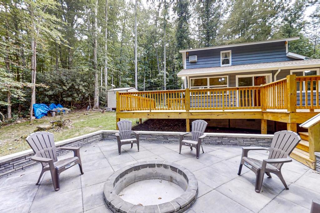 een grote patio met stoelen en een huis bij The Little Dude Cabin in Franklin