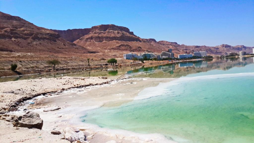 ein Wasserkörper mit Bergen im Hintergrund in der Unterkunft Aloni - Guest house Dead Sea in Neve Zohar