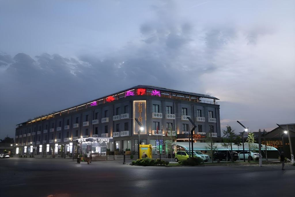 un grande edificio con luci sopra di CHlNOR HOTEL ad Andijan